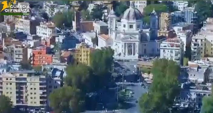 Trovato con 20 kg di cocaina e 100 mila euro, arrestato nell’hinterland romano