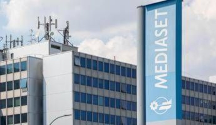 Sorpasso storico Mediaset in prime time su Rai nel periodo delle Strenne