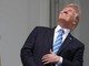 Trump, faccia a faccia con l'eclissi: occhi puntati al sole e niente occhiali