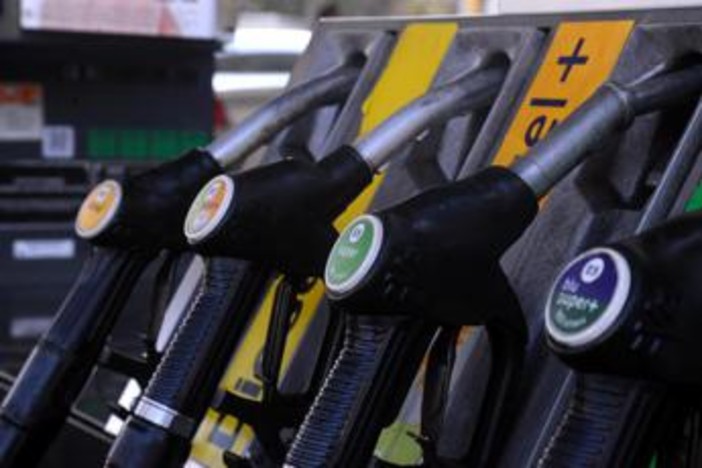 Carburanti, verso proroga sconti sulle accise: obiettivo dl con misure selettive entro fine mese Carburanti, verso proroga sconti sulle accise: obiettivo dl con misure selettive entro fine mese