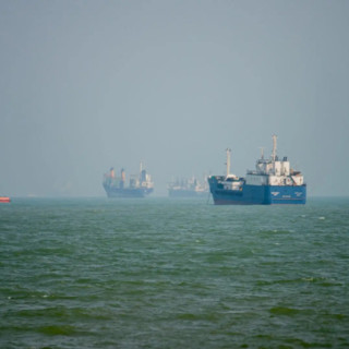 Nave iraniana colpita nello Stretto di Hormuz, un morto e tre feriti