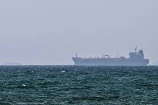 Iran, Pasdaran: "Petroliera con 2 milioni di barili greggio urta mina a Hormuz, nave in fiamme" Iran, Pasdaran: "Petroliera con 2 milioni di barili greggio urta mina a Hormuz, nave in fiamme"