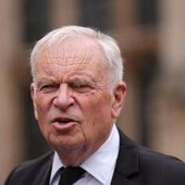 Addio a Jeffrey Archer, lo scrittore britannico da oltre 300 milioni di copie: aveva 86 anni, la sua vita tra politica e scandali Addio a Jeffrey Archer, lo scrittore britannico da oltre 300 milioni di copie: aveva 86 anni, la sua vita tra politica e scandali