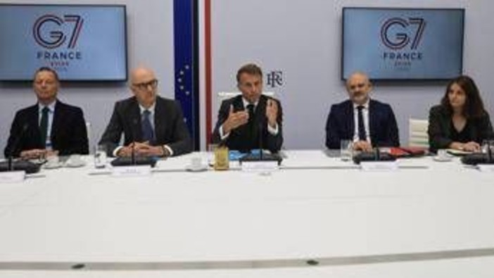 Caro carburanti, G7 si mobilita: "Misure decisive". Trump: "Ok Europa a immettere quantità ingente scorte gasolio" Caro carburanti, G7 si mobilita: "Misure decisive". Trump: "Ok Europa a immettere quantità ingente scorte gasolio"
