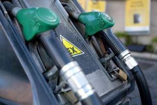 Carburanti, l'ondata di rincari continua: schizzano i prezzi per benzina e gasolio Carburanti, l'ondata di rincari continua: schizzano i prezzi per benzina e gasolio