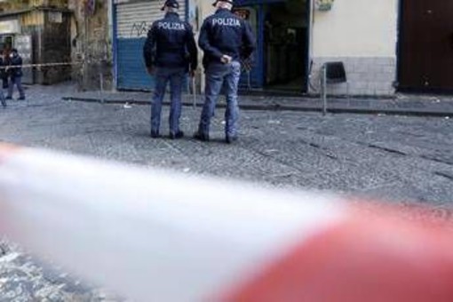 Lite tra ragazzini in centro a Napoli, accoltellato 14enne: 15enne fermato per tentato omicidio Lite tra ragazzini in centro a Napoli, accoltellato 14enne: 15enne fermato per tentato omicidio