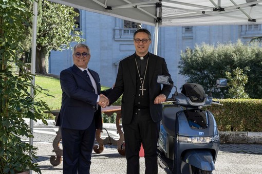 Due scooter elettrici TVS iQube S a Governatorato di Stato di Città del Vaticano