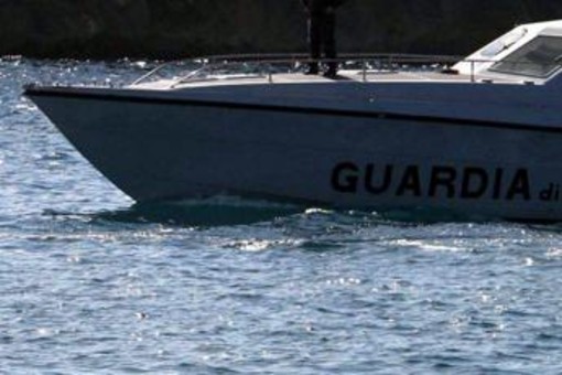 Bimba si tuffa da catamarano ma si ferisce alla testa, salvata nelle acque davanti a Palmarola