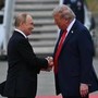 Trump-Putin, la stretta di mano in Alaska