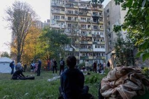 Ucraina, Mosca bombarda Kiev e aree circostanti: 9 morti. Polonia in allerta fa decollare aerei militari al confine