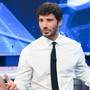 Sanremo 2027, De Martino cambia le regole: voto online ed Eurovision, 24 Big in gara e paletti su Ia