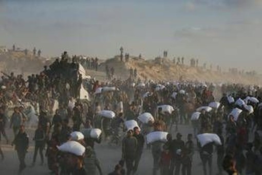 Gaza, media: &quot;Uccisi 9 palestinesi in coda per gli aiuti&quot;