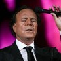 Julio Iglesias, archiviata denuncia per aggressioni sessuali Julio Iglesias, archiviata denuncia per aggressioni sessuali