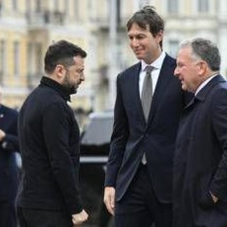 Ucraina-Russia, Zelensky al tavolo con gli inviati di Trump: "Guerra continuerà"