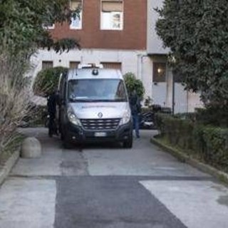 Donna trovata morta in cortile a Milano, non è ancora stata identificata