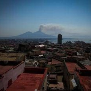 Incendio sul Vesuvio, prefetto di Napoli: &quot;Situazione migliora ma ancora al lavoro&quot;