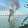 Yacht in fiamme affonda al largo di Jesolo: 10 persone salvate, decisivo l’intervento di un’altra barca Yacht in fiamme affonda al largo di Jesolo: 10 persone salvate, decisivo l’intervento di un’altra barca