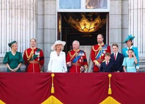 Trooping the Colour, il tributo di re Carlo alle vittime dell'incidente Air India