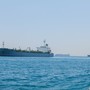 Petroliera colpita da tre proiettili nello Stretto di Hormuz, nessuna vittima