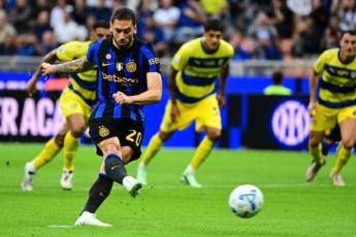 Fallo di Diego Carlos su Esposito, interviene il Var: giusto il rigore in Inter-Parma? Fallo di Diego Carlos su Esposito, interviene il Var: giusto il rigore in Inter-Parma?