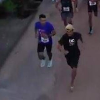Brasile, corre una gara ubriaco e in ciabatte. Premiato con una medaglia al traguardo