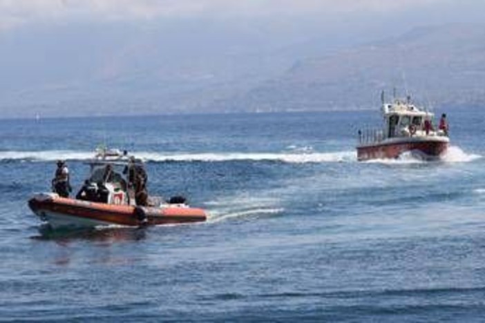 Lecce, recuperato in mare corpo senza vita di un uomo: indagini su identità Lecce, recuperato in mare corpo senza vita di un uomo: indagini su identità