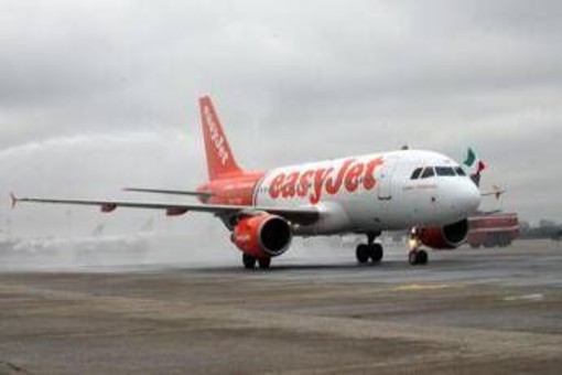 Malore per il copilota, volo Easyjet rientra a 20 minuti dal decollo