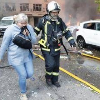 Ucraina, attacco nella notte a Kiev: danni e incendi. Zelensky: "8000 truppe nordcoreane in Russia"