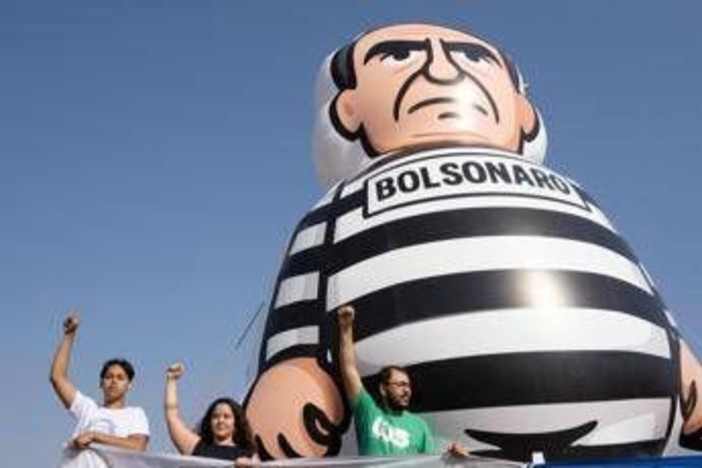 Brasile, folla in festa per condanna Bolsonaro: &quot;Giustizia è fatta!&quot;