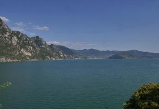 Lago di Garda, si tuffa per salvare ragazzo e non riemerge Lago di Garda, si tuffa per salvare ragazzo e non riemerge