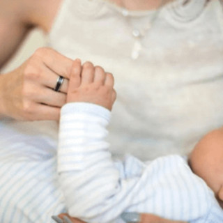 Maternità e lavoro, cos'è la child penality e perché essere madre costa caro