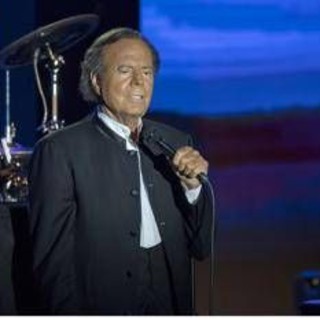 Julio Iglesias accusato di violenza sessuale da due sue ex dipendenti Julio Iglesias accusato di violenza sessuale da due sue ex dipendenti