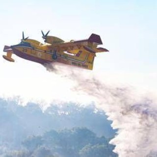 Olbia, incendio vicino all'aeroporto: voli dirottati o cancellati