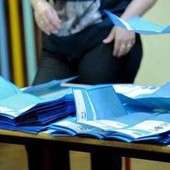 Sondaggio politico, Fratelli d'Italia stabile e Pd cala. M5S su, Vannacci scende