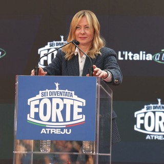 Meloni ad Atreju “Europa non è al tramonto, Italia leale ma non subalterna”