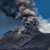 Eruzione Etna, sospesi fino alle 17 i voli in arrivo all'aeroporto di Catania Eruzione Etna, sospesi fino alle 17 i voli in arrivo all'aeroporto di Catania