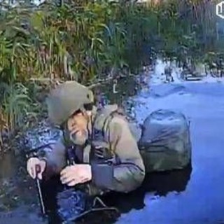 Ucraina-Russia, la foto del soldato col bastone: &quot;Putin manda anziani in guerra&quot;