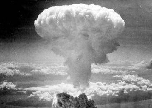 Hiroshima, ecco chi premerebbe il &quot;bottone nucleare&quot; se l'Italia avesse la bomba atomica