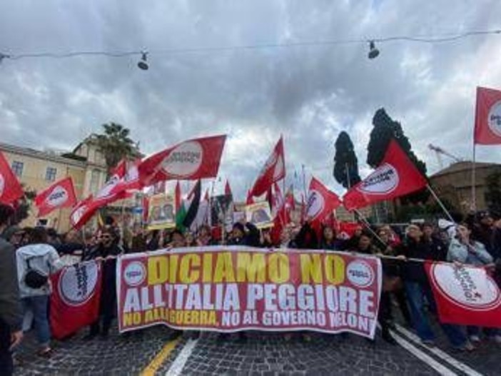 Referendum, a Roma corteo per il 'no': "Contro il governo e la guerra" Referendum, a Roma corteo per il 'no': "Contro il governo e la guerra"