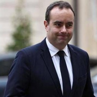 Francia, Lecornu denunciato per falso: &quot;Non ha il Master come dice&quot;. E lui replica: &quot;Tutte bugie&quot;