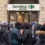 Milano, riparte la guerriglia in centro: giovani sfondano vetrine centro, assaltato Carrefour Milano, riparte la guerriglia in centro: giovani sfondano vetrine centro, assaltato Carrefour