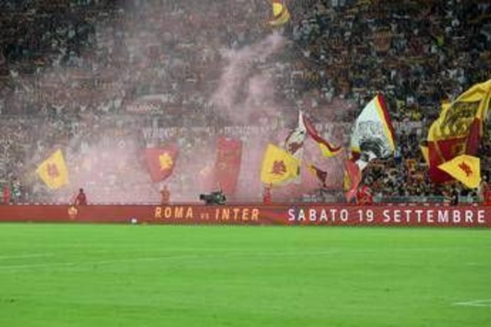 Saluti romani in curva Sud durante Roma-Atalanta all'Olimpico: 14 identificati