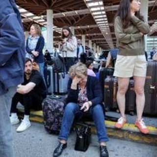 Blackout Spagna, i video del caos: semafori in tilt, treni fermi