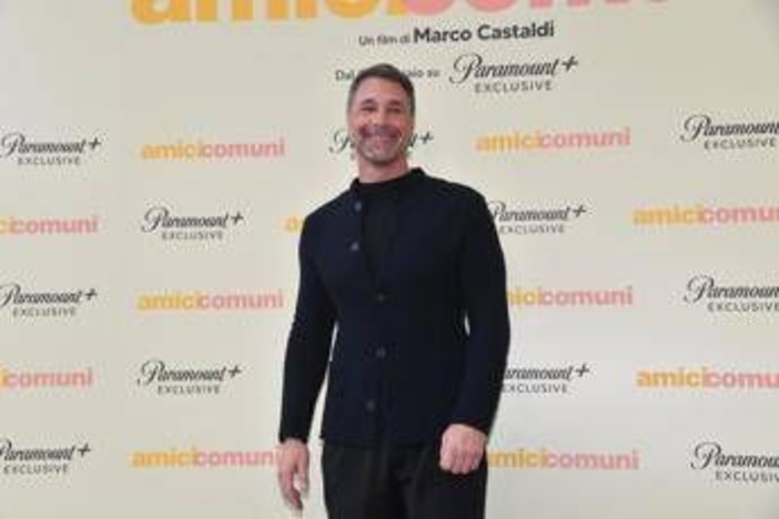 Raoul Bova in 'Amici comuni': "Il telefono è il terzo incomodo in una coppia"