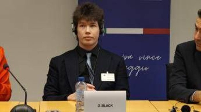 Ue, al convegno Pro Vita la testimonianza di un detransitioner: "Stop esperimenti su bambini" Ue, al convegno Pro Vita la testimonianza di un detransitioner: "Stop esperimenti su bambini"