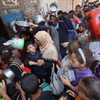 Gaza, &quot;21 morti in raid Israele su gente in fila per aiuti&quot;