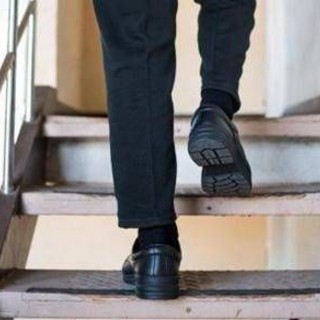 Salire le scale fa bene al cuore, pochi gradini riducono rischio infarto: lo studio Salire le scale fa bene al cuore, pochi gradini riducono rischio infarto: lo studio