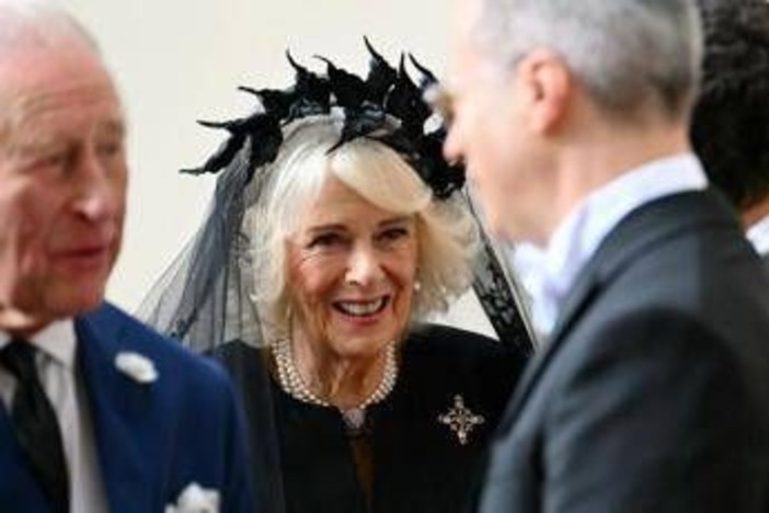 Camilla in nero in Vaticano, il velo firmato Philip Treacy nel segno della tradizione Camilla in nero in Vaticano, il velo firmato Philip Treacy nel segno della tradizione
