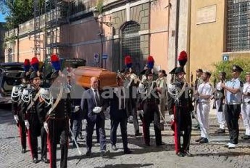Emma Bonino, camera ardente in Campidoglio: lunga fila in piazza per ultimo saluto Emma Bonino, camera ardente in Campidoglio: lunga fila in piazza per ultimo saluto