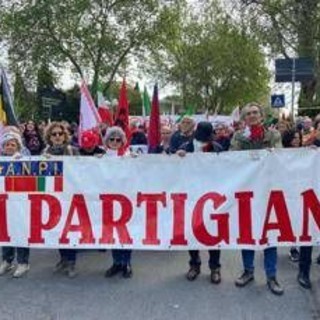 25 aprile, cortei in tutta Italia: momenti di tensione a Roma - Diretta